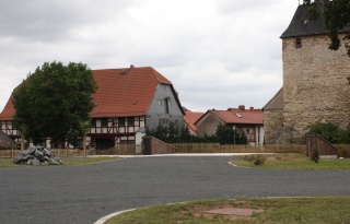 In zwei Bauabschnitten erfolgte der Abriss des "Jungmann’schen Gutes" und die anschließende Gestaltung eines Festplatzes für die Gemeinde Wolkramshausen
