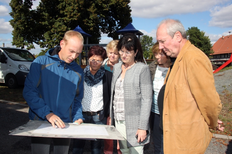 Der Bürgermeister von Wolkramshausen erläutert die Arbeiten an der "Alten Schäferei"