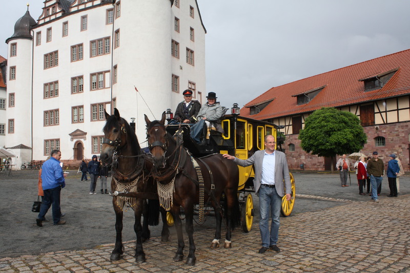 Die Postkutsche aus Stolberg umrundete mit vielen Besuchern das Heringer Schloss - auch der Landrat Mathias Jendricke war dabei