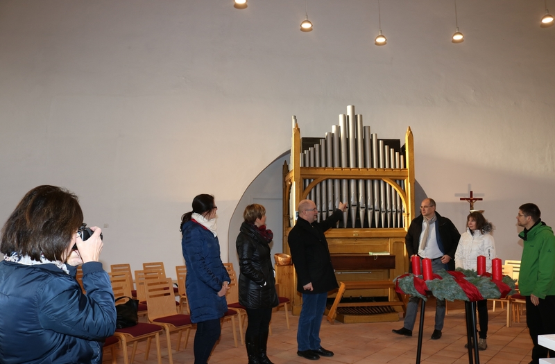 Pfarrer Herr Bernhard Halver gibt Erläuterungen zum Umbau und dem Kauf einer neuen Orgel