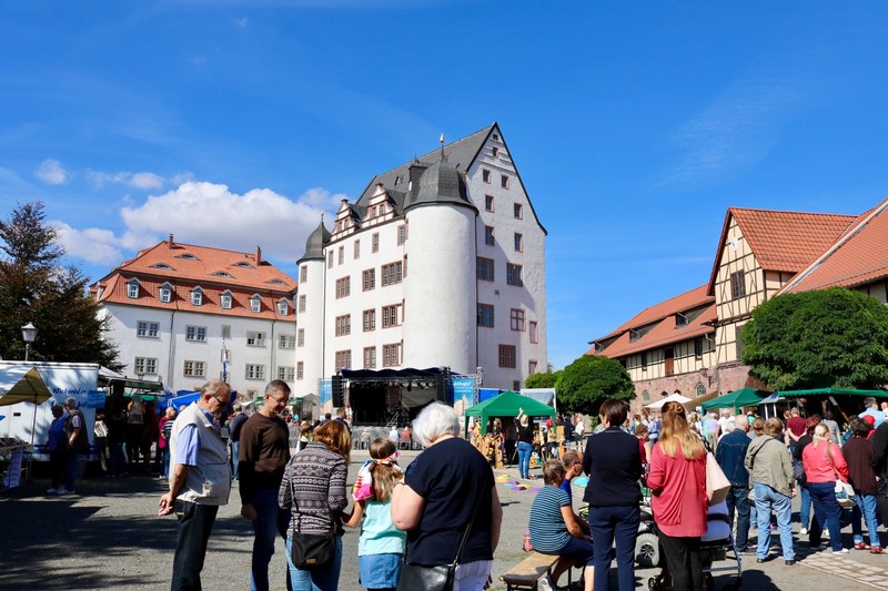 Markt mit Blick auf das Schloss.jpg